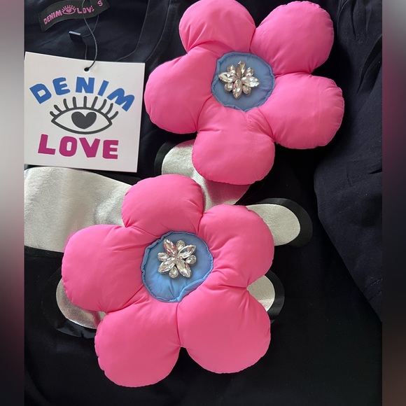 Black Stylish T-shirt with Puffy Pink Flowers attached. Small, Medium and Large - Picture 5 of 6